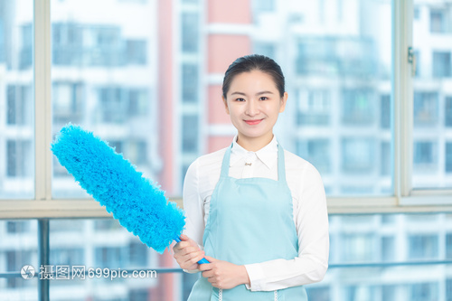 家政保潔手拿撣子形象